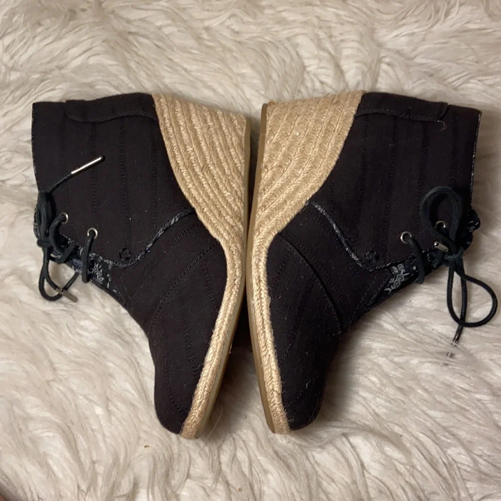 Tom's Black Wedge Lace-up Booties sz 7